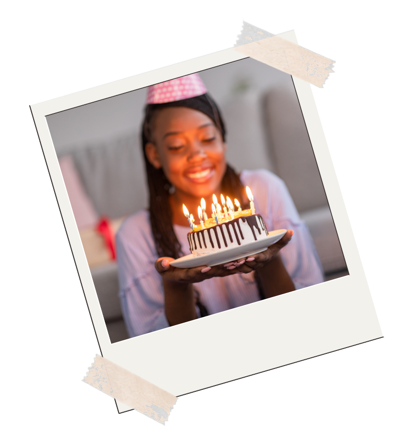 Fotografía polaroid de una joven soplando las velas de su pastel de cumpleaños
